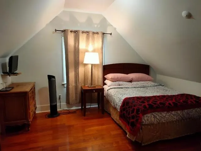 Cambie Guest House バンクーバー ホームステイ